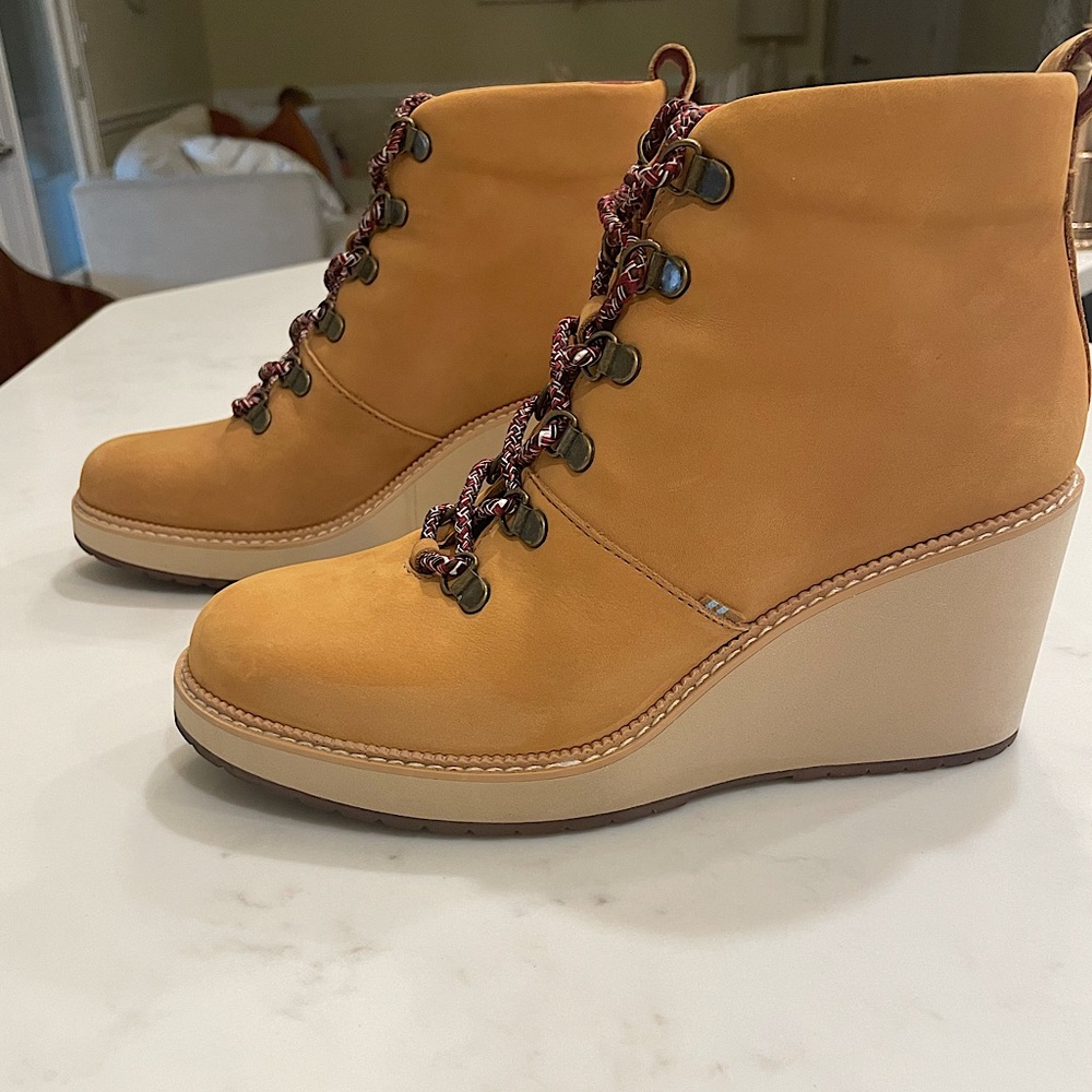 Toms Melrose water resistant booties!